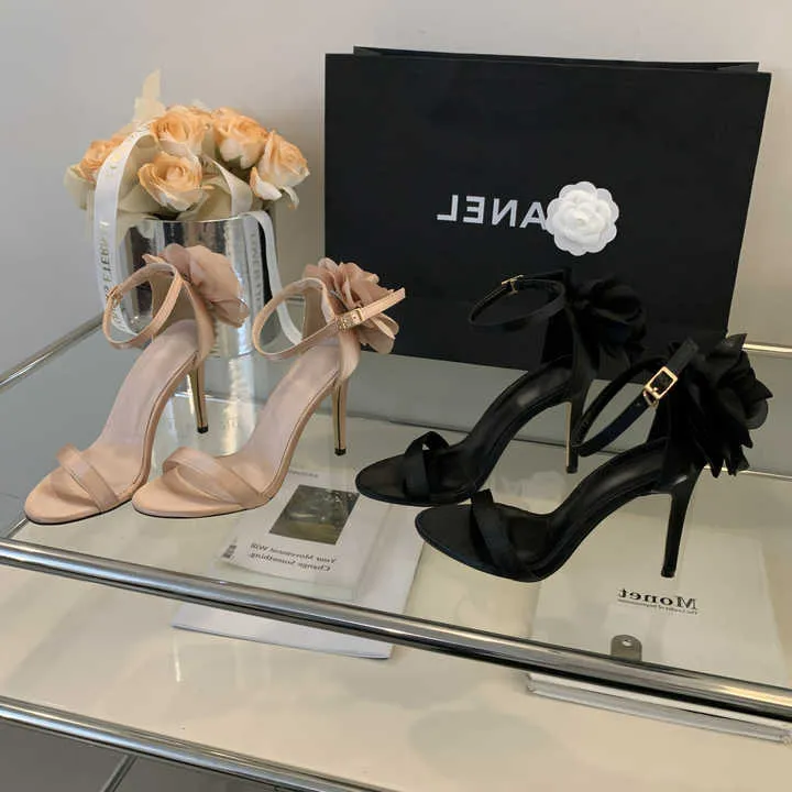 صنادل بكعب عالٍ على الطراز الصينيHigh heel sandals on Christian Christian