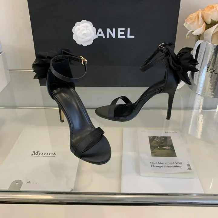 صنادل بكعب عالٍ على الطراز الصينيHigh heel sandals on Christian Christian