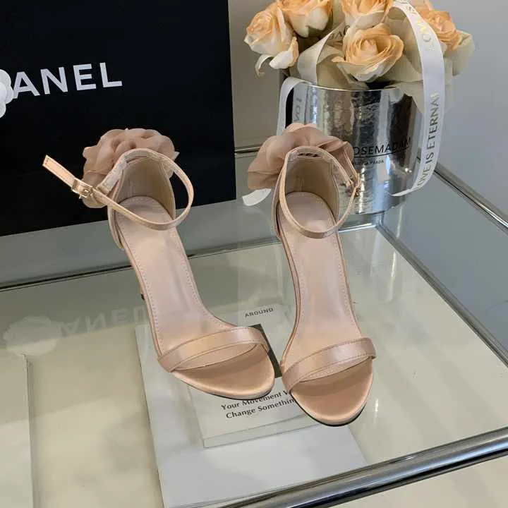 صنادل بكعب عالٍ على الطراز الصينيHigh heel sandals on Christian Christian